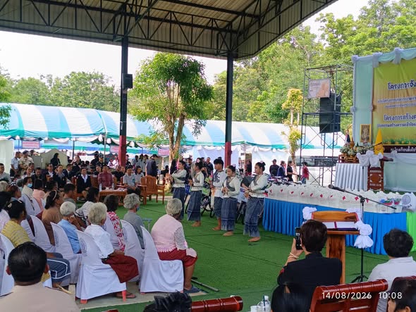 การแสดงศิลปวัฒนธรรมต่อหน้าผู้เข้าร่วมกิจกรรม
